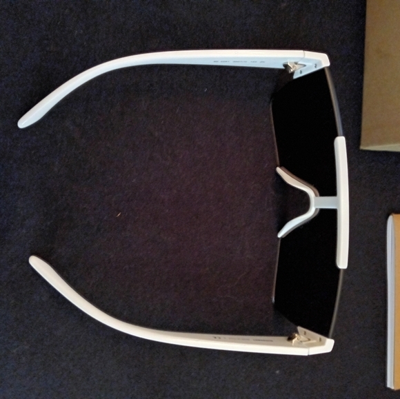 UNISEX BURBERRY SUNGLASSES - Picture 4 of 8